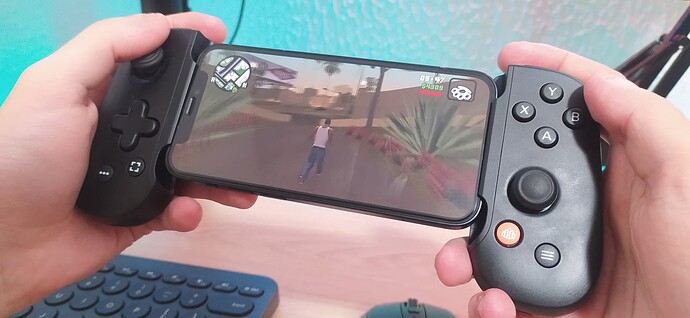 controle Backbone One, acoplado a um iPhone 12 Mini, reproduzindo o game GTA San Andreas